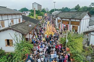 Goebel: Tôi thích Edwards, người đã đánh vào rổ, và anh ấy cũng đánh trúng 3 điểm.